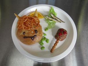 今日の給食は鬼のパンのプレートです
